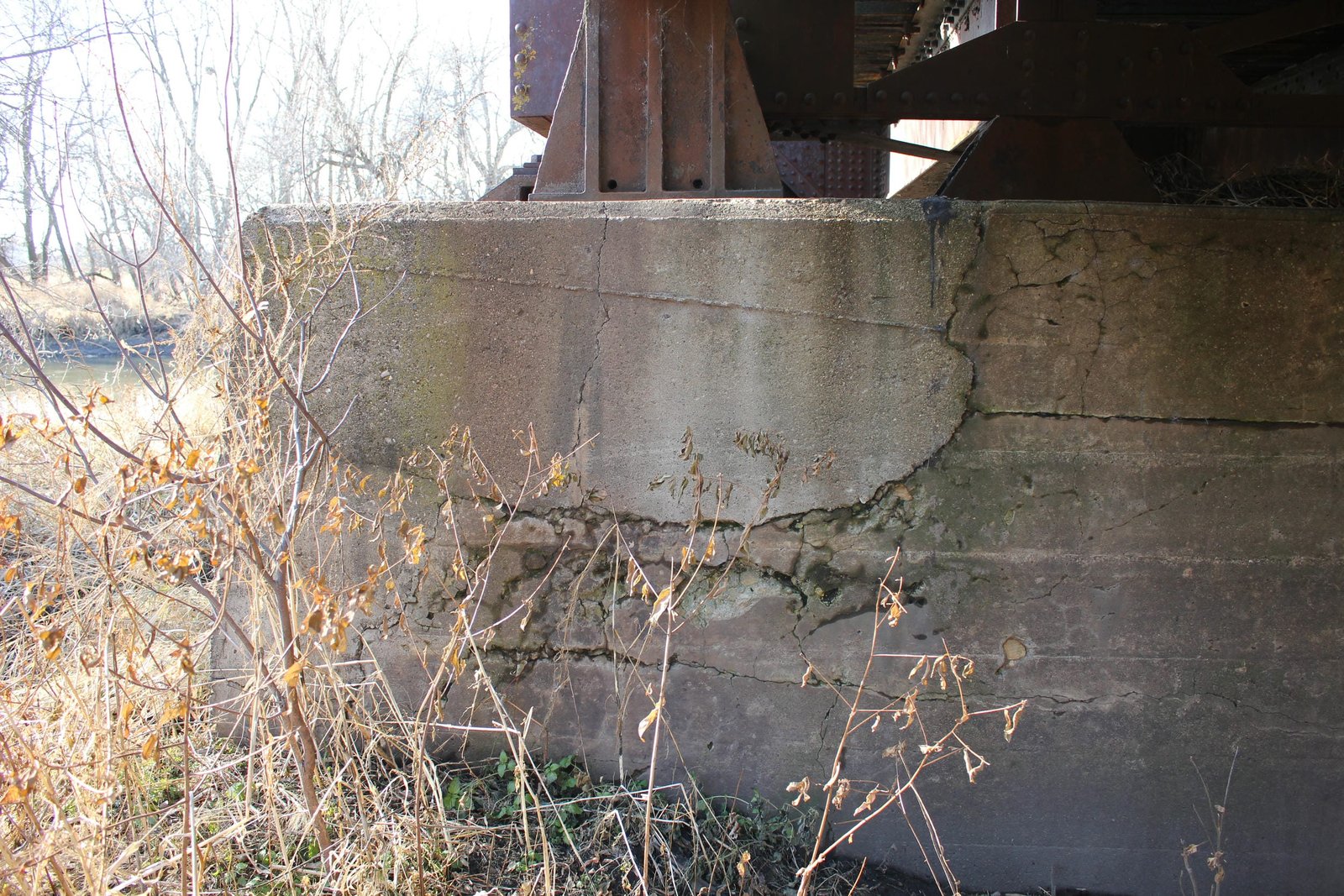 Cracking on west pier